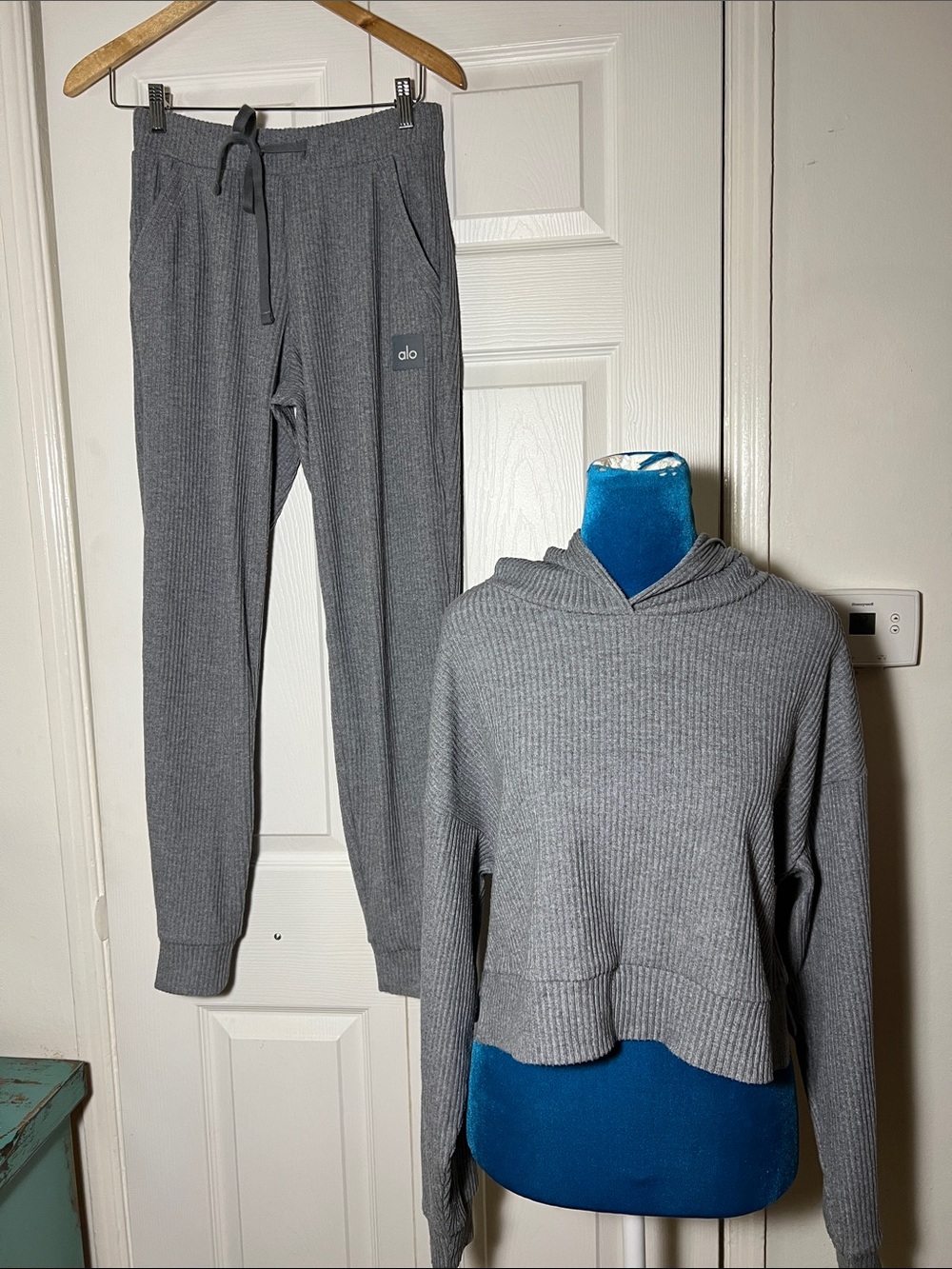 NWOT Alo Yoga Muse Ribbed Gray Cropped Hoodie And Jogger set women’s XS